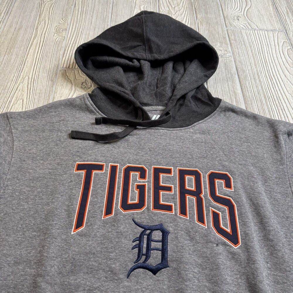 Detroit Tigers Hoodie Men’s XXL Gray Logo Sewn Spell out Majestic Boxy New